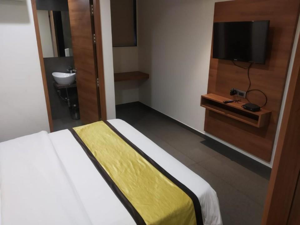 Hotel Avaante Ahmedabad Formerly Known As The Orchid Hotel Екстер'єр фото