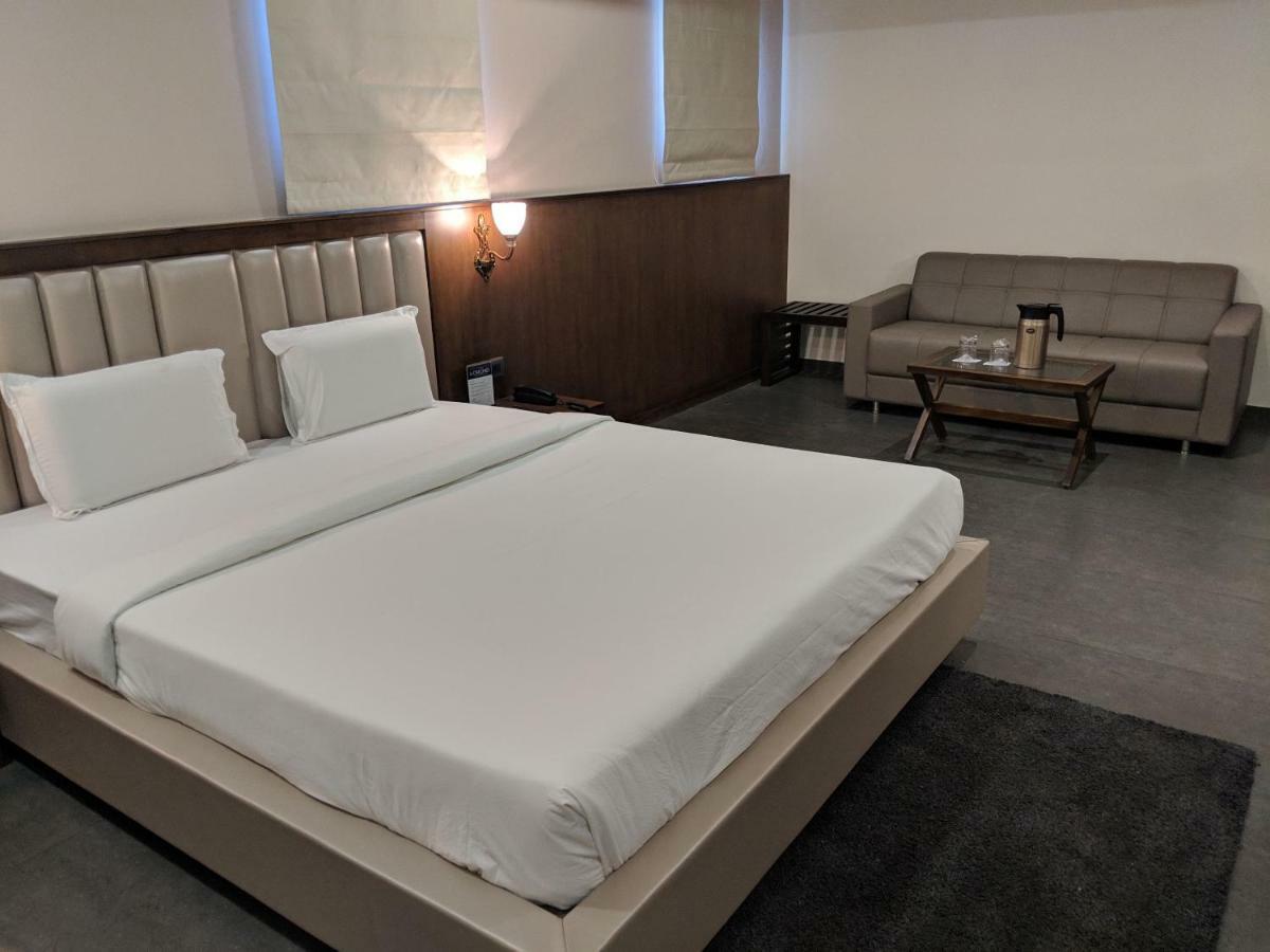 Hotel Avaante Ahmedabad Formerly Known As The Orchid Hotel Екстер'єр фото